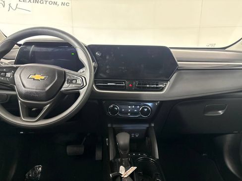 Used 2025 Chevrolet TrailBlazer LT AWD/4WD image 16