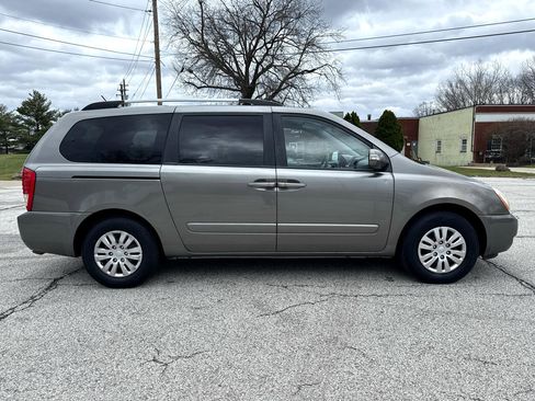 Used 2011 Kia Sedona LX image 4