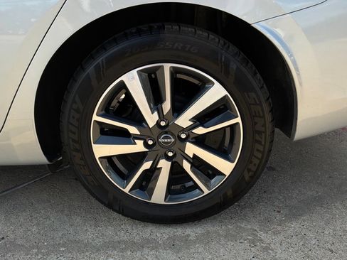 Used 2025 Nissan Versa SV FWD image 9