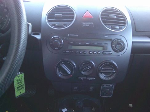 Used 2010 Volkswagen Beetle Coupe image 7