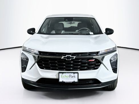 Used 2025 Chevrolet Trax RS w/ Driver Confidence Package FWD image 2
