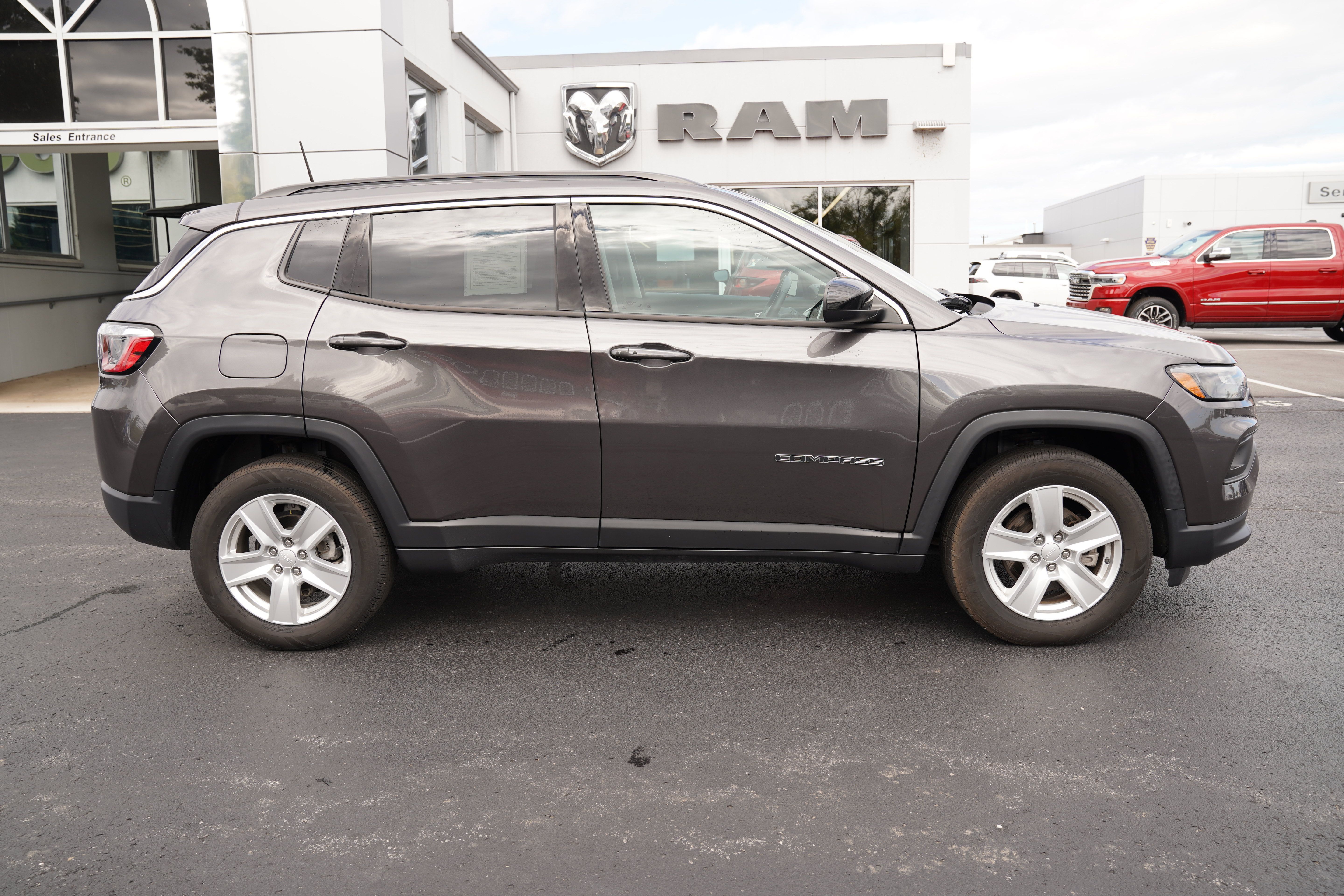 Used 2022 Jeep Compass Latitude w/ Convenience Group AWD/4WD image 2