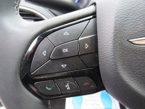 Used 2023 Chrysler Pacifica Touring FWD image 14