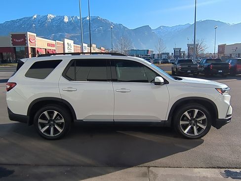 Used 2023 Honda Pilot Touring image 2
