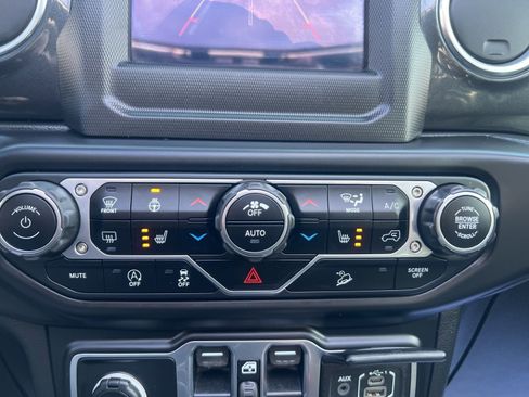 Used 2020 Jeep Wrangler Unlimited Sahara image 39