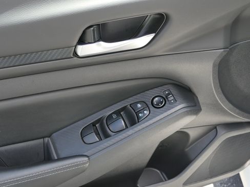 Used 2025 Nissan Altima 2.5 SV image 14