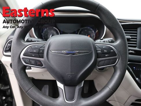 Used 2017 Chrysler Pacifica LX w/ Tire & Wheel Group FWD image 10