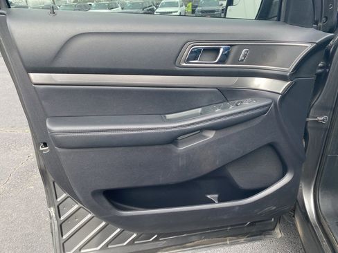 Used 2019 Ford Explorer XLT image 9