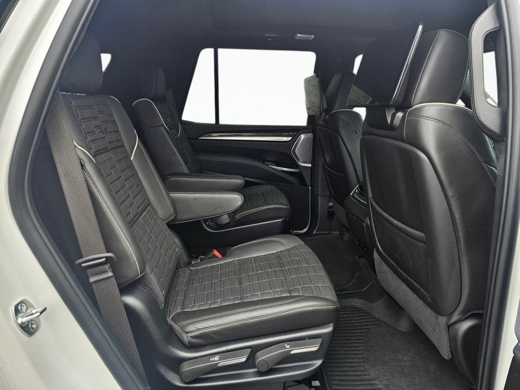 Used 2025 Cadillac Escalade V AWD/4WD image 17