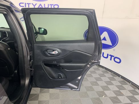Used 2019 Jeep Cherokee Latitude Plus AWD/4WD image 35