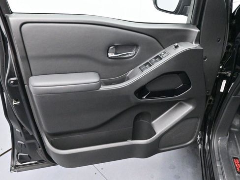 Used 2023 Nissan Frontier SV w/ Midnight Edition Package image 9