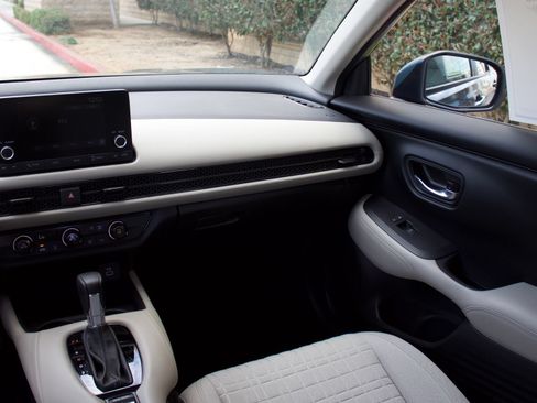 Used 2025 Honda HR-V LX image 17