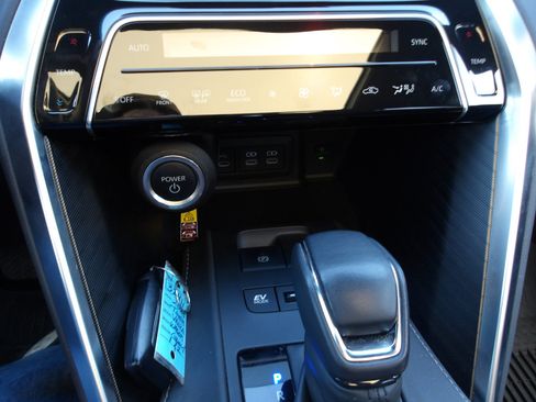 Used 2023 Toyota Venza Limited image 21