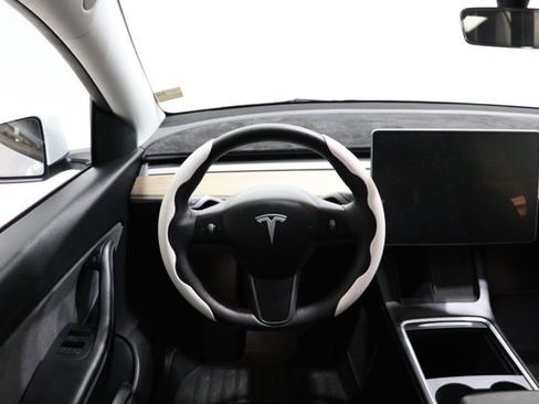 Used 2022 Tesla Model Y Long Range image 11