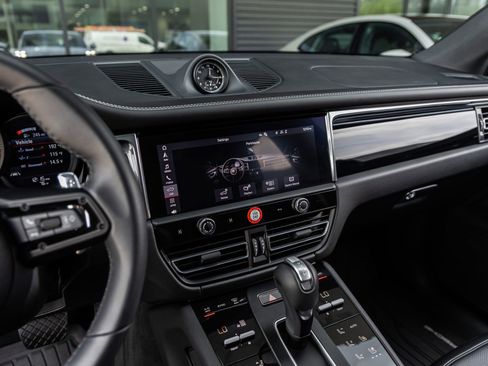 Certified 2025 Porsche Macan image 31