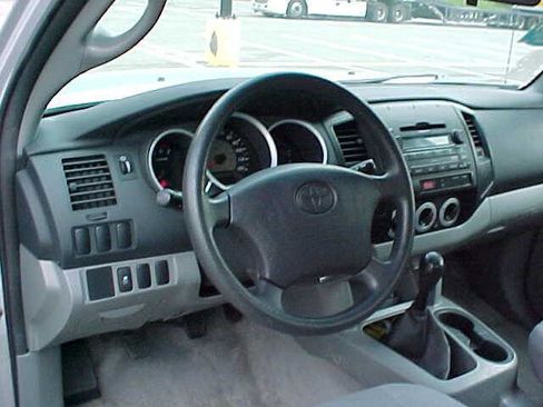 Used 2011 Toyota Tacoma 2WD Regular Cab image 25