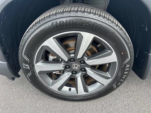 Used 2025 Honda Pilot Touring image 13