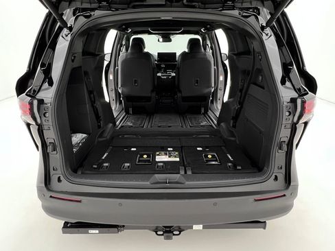 Used 2025 Toyota Sienna XLE Woodland Edition image 30