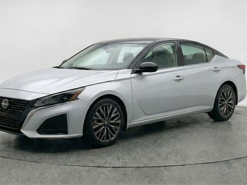 Used 2025 Nissan Altima 2.5 SV image 2