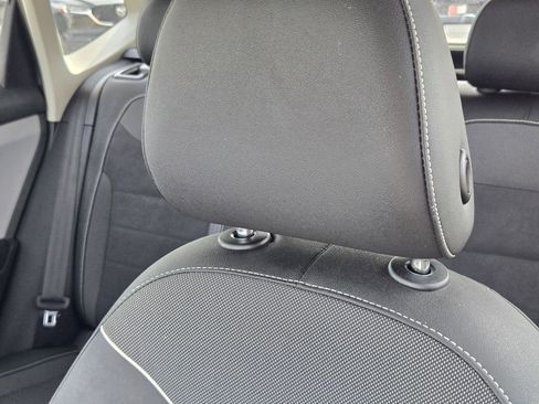 Used 2023 Volkswagen Taos SE w/ Panoramic Sunroof Package image 14