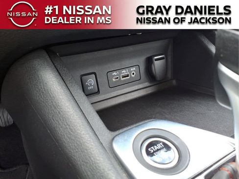 Used 2025 Nissan Sentra SR FWD image 18