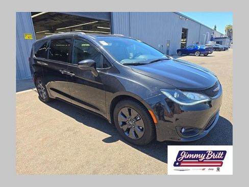 Used 2020 Chrysler Pacifica Limited FWD image 1