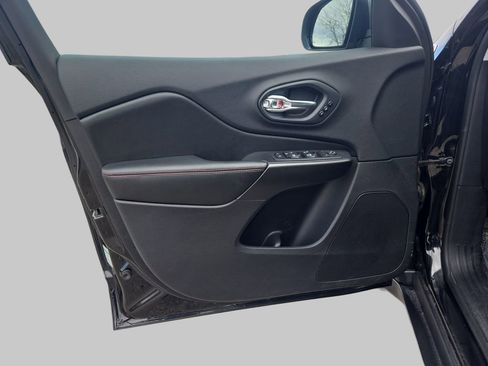 Used 2020 Jeep Cherokee Trailhawk image 33