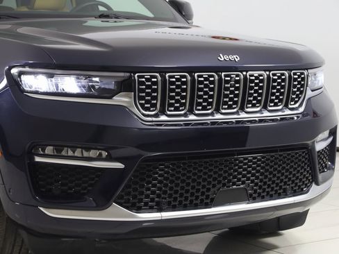 Used 2023 Jeep Grand Cherokee Summit w/ Luxury Tech Group V image 44