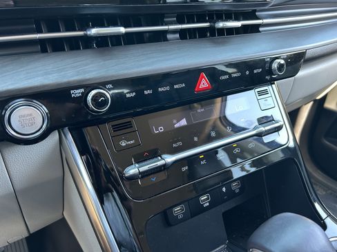 Used 2024 Kia Carnival EX FWD image 28