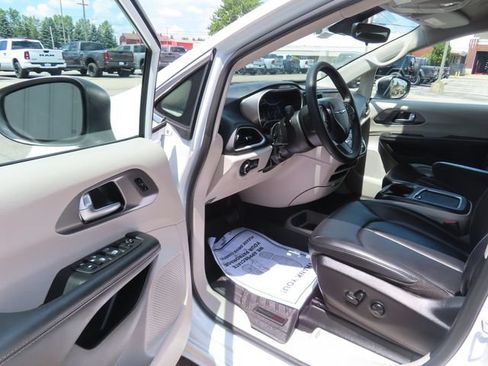 Used 2023 Chrysler Pacifica Touring-L FWD image 16