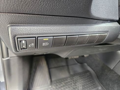 Certified 2025 Toyota Corolla SE w/ SE Premium Package FWD image 17