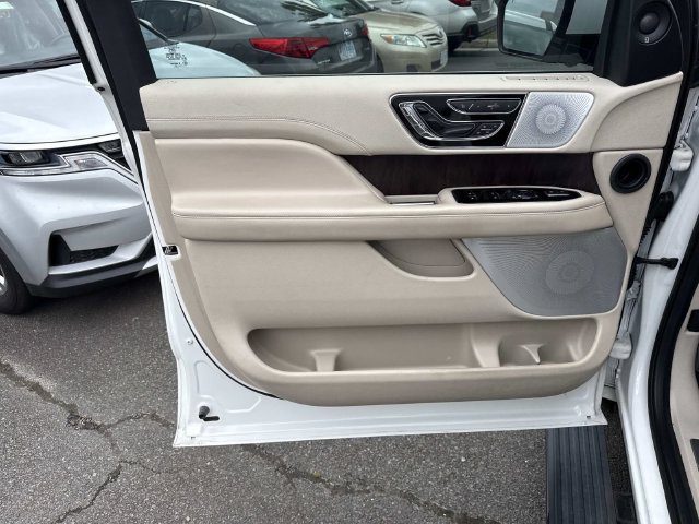 Used 2020 Lincoln Navigator L Reserve w/ Equipment Group 208A Reserve AWD/4WD image 13