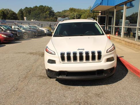 Used 2015 Jeep Cherokee Sport FWD image 2