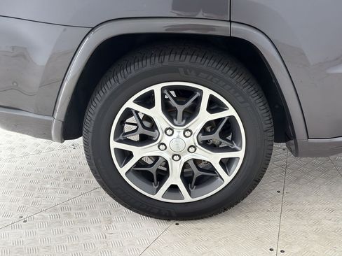 Used 2019 Jeep Grand Cherokee Overland AWD/4WD image 12