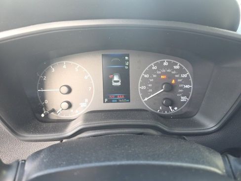 Used 2025 Toyota Corolla Cross LE image 13