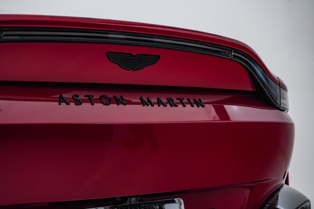Used 2025 Aston Martin V8 Vantage Coupe RWD image 12