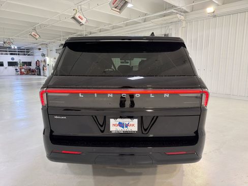 New 2026 Lincoln Navigator Premiere image 27