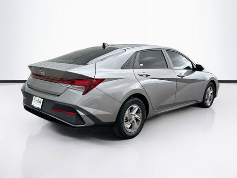 Used 2024 Hyundai Elantra SE image 9