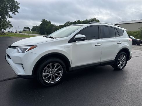 Used 2018 Toyota RAV4 Limited AWD/4WD image 2