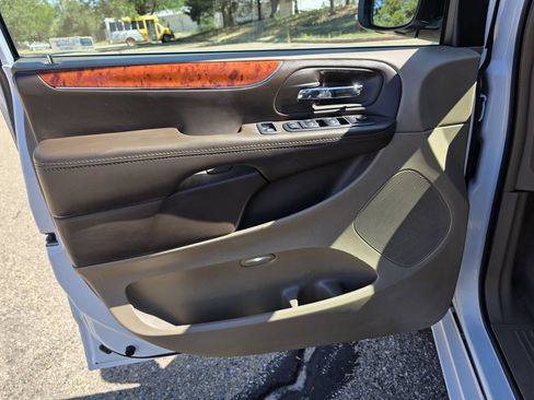 Used 2015 Chrysler Town & Country Touring FWD image 13