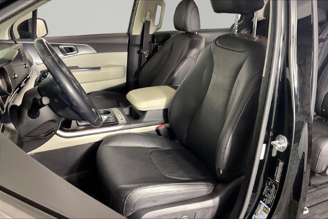 Used 2022 Kia Carnival LX FWD image 19