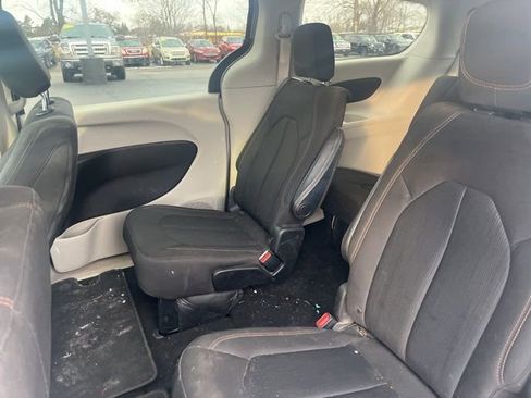 Used 2017 Chrysler Pacifica Touring image 16