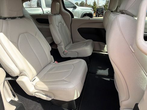 Used 2018 Chrysler Pacifica Touring-L w/ Tire & Wheel Group image 20