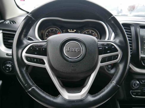 Used 2018 Jeep Cherokee Latitude Plus AWD/4WD image 34