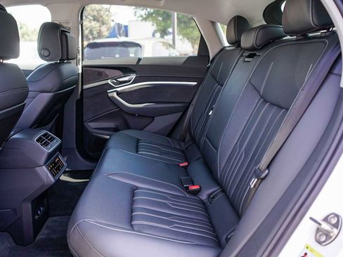 Used 2022 Audi e-tron Prestige w/ Prestige Package image 18