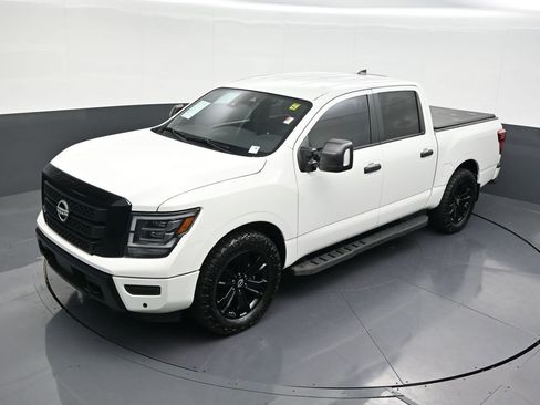 Used 2023 Nissan Titan SV w/ SV Convenience Package image 16
