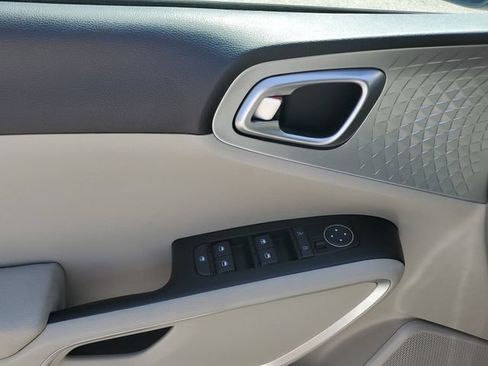 Certified 2024 Kia Soul LX FWD image 17