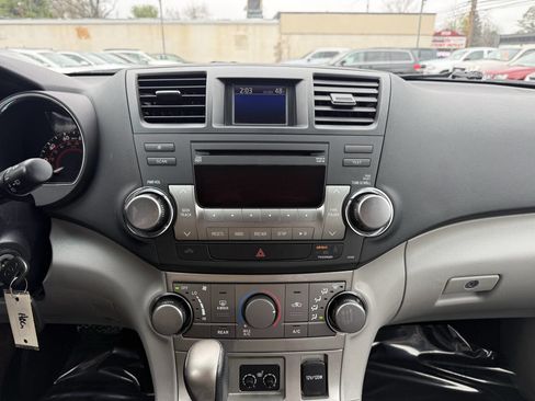 Used 2011 Toyota Highlander SE w/ Tow Pkg image 20