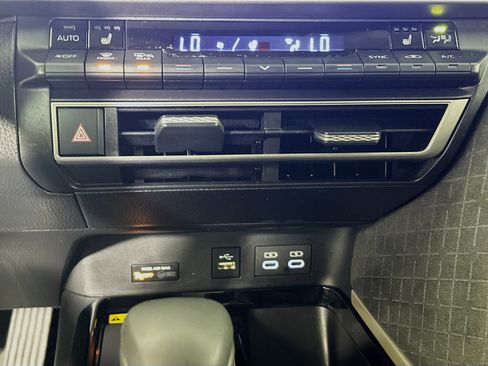 Used 2025 Toyota Camry XLE image 23