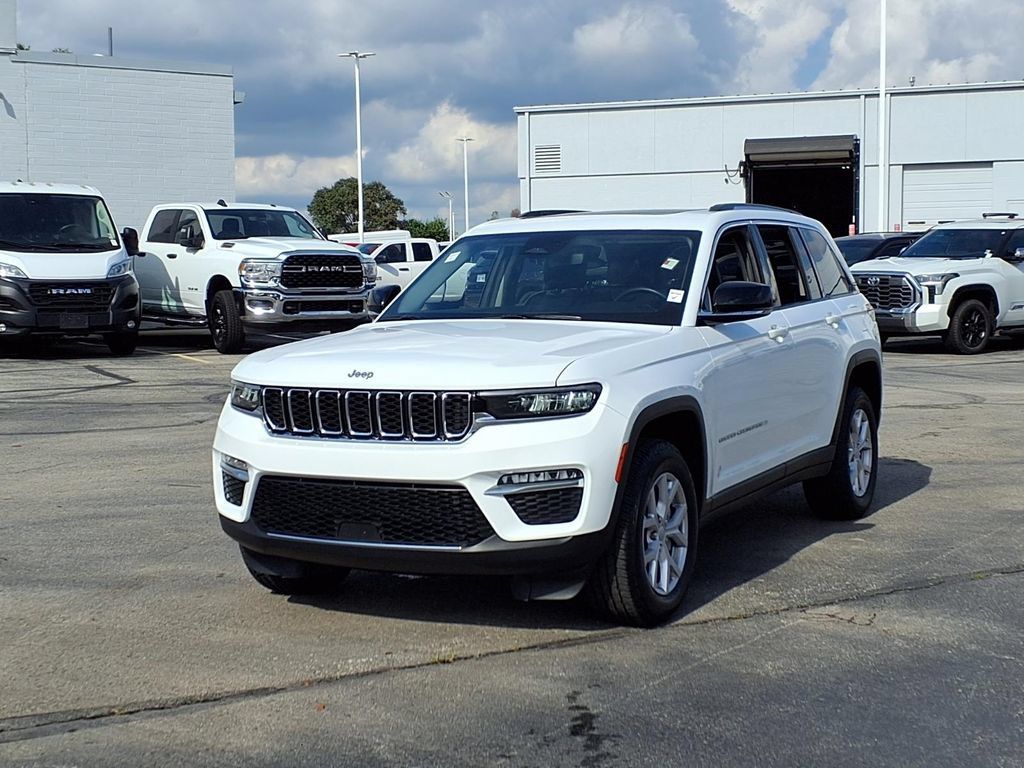 Used 2022 Jeep Grand Cherokee Limited AWD/4WD image 2